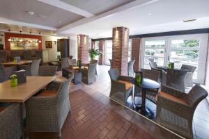 a restaurant with tables and chairs in a room at GHOTEL hotel & living Kiel in Kiel