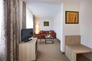 TV a/nebo společenská místnost v ubytování GHOTEL hotel & living Kiel