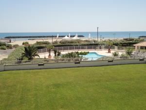Bazén v ubytování SUNSET Joli T2 vue mer piscine SUNSET Cap d'Agde nebo v jeho okolí