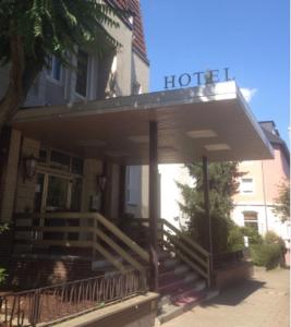un hotel con toldo frente a un edificio en Lessinghof, en Brunswick