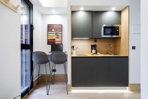 Η κουζίνα ή μικρή κουζίνα στο Feelathome Ventas Suites +71 φωτογραφίες