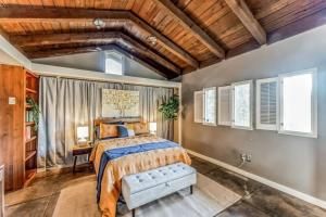 a bedroom with a bed and a wooden ceiling at 301 Rochelle in Irving