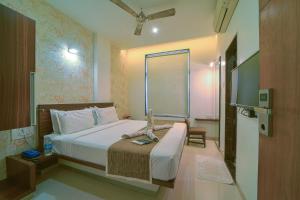 Katil atau katil-katil dalam bilik di Hotel Sri Sri Executive, Kolhapur - 5 Min Away From Mahalaxmi Temple