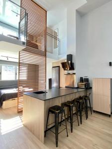 Una cocina o cocineta en WeRentVLC - Amazing Duplex Loft 2 bdrm