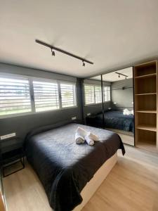 1 dormitorio con 1 cama grande y 2 ventanas en WeRentVLC - Amazing Duplex Loft 2 bdrm en Valencia