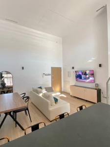 sala de estar con sofá, mesa y sillas en WeRentVLC - Amazing Duplex Loft 2 bdrm en Valencia