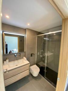 y baño con ducha, lavabo y aseo. en WeRentVLC - Amazing Duplex Loft 2 bdrm en Valencia