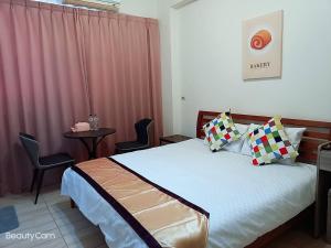 Postel nebo postele na pokoji v ubytování 墾丁慕欣旅店
