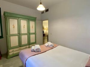 A bed or beds in a room at Archeros Oasis