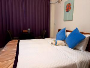 Postel nebo postele na pokoji v ubytování 墾丁慕欣旅店