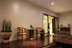een woonkamer met een tafel en stoelen bij COZY Boutique Guest House in Malang