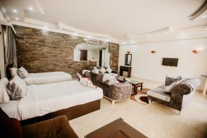 سرير أو أسرّة في غرفة في Caves Beach Resort Adults Only