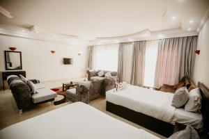 سرير أو أسرّة في غرفة في Caves Beach Resort Adults Only