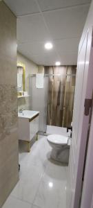 y baño con bañera, aseo y lavamanos. en Loft Palace Suit en Nevşehir