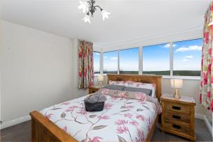 una camera con letto e finestra di Comfy Cumbrian Stay a Distington