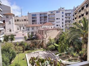 Blick auf eine Stadt mit Gebäuden und Garten in der Unterkunft Résidence Graziella Studio 227 in Juan-les-Pins