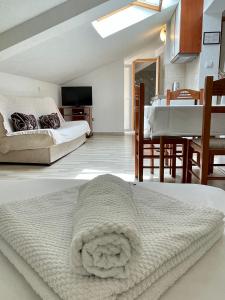 1 dormitorio con 2 camas y comedor con mesa en Apartments Milano, en Herceg-Novi 82 fotos más