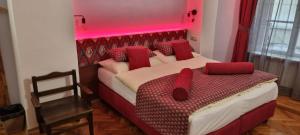 Posteľ alebo postele v izbe v ubytovaní U Medvidku-Brewery Hotel