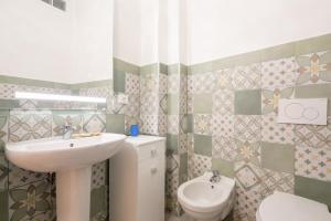 フィレンツェにあるPetrarca Apartmentのバスルーム(洗面台、トイレ付)