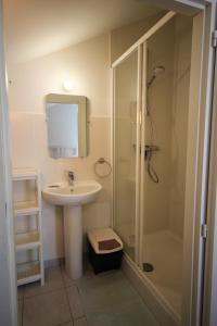 łazienka z umywalką i prysznicem z lustrem w obiekcie LA PAREE D'EAU A305 - Appartement 5 personnes - Terrasse Jardin Piscine w mieście Notre-Dame-de-Monts