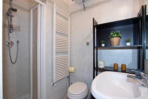 a bathroom with a sink and a toilet and a shower at Casato19 - Due passi da Piazza del Campo - NaonBnB in Siena