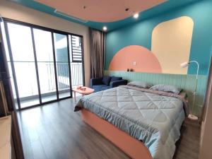 ein Schlafzimmer mit einem Bett und einer blau-rosa Wand in der Unterkunft NK#Homestay#Vinhomes#OceanPark#1PN#C20 in Gia Lâm Pho