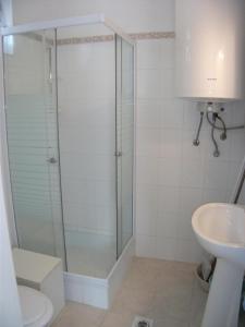 La salle de bains est pourvue d'une douche, de toilettes et d'un lavabo. dans l'établissement Ferienhaus mit Terrassen und Balkonen sowie Parkplatz, à Birkamajor