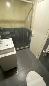 A bathroom at VonAmor Rooms