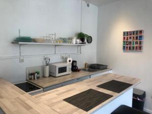 eine Küche mit Theke und Mikrowelle in der Unterkunft Appartement cosy proximité plage Malo les bains in Dunkerque
