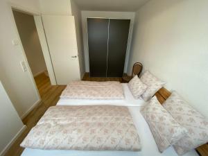 Lemp Genussgarten في لانغنارغن: سريرين في غرفة صغيرة مع سرير إضافي