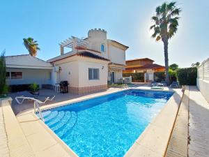 eine Villa mit einem Swimmingpool vor einem Haus in der Unterkunft La Manga Norte Villa - 6509 in La Manga del Mar Menor