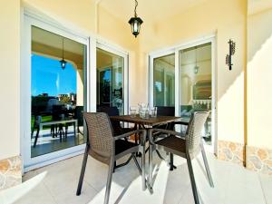 ein Esszimmer mit Tisch und Stühlen in der Unterkunft La Manga Norte Villa - 6509 in La Manga del Mar Menor