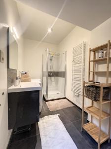 Ванная комната в Cosy Apartment Brussels - Champ de Mars