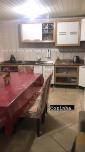 cocina con mesa de madera y encimera en Pousada da Maria, en São Gabriel