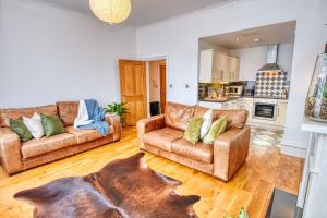 a living room with two couches and a kitchen at DUDLEY - 1Bed - CORPORATE TRAVEL - PARKING - LONG STAYS in Dudley