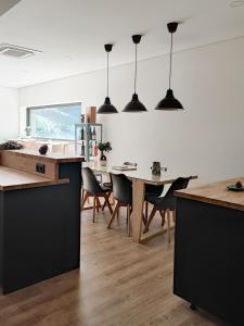 uma cozinha e sala de jantar com mesa e cadeiras em Dois Lagares House no Pinhão