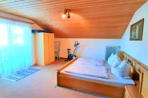 - une chambre avec un lit et un plafond en bois dans l'établissement Ferienwohnung Schäffer, à Aschau im Chiemgau