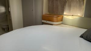 sypialnia z białym łóżkiem i oknem w obiekcie Payva & Branco Boats Iate privado em Cascais w mieście Cascais