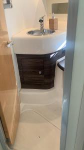 łazienka z umywalką i blatem w obiekcie Payva & Branco Boats Iate privado em Cascais w mieście Cascais
