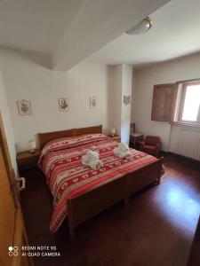 - une chambre avec un lit et 2 serviettes dans l'établissement Casa Pie' di Monte, à Bisegna
