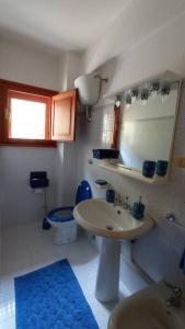 La salle de bains est pourvue d'un lavabo, de toilettes et d'un miroir. dans l'établissement Casa Pie' di Monte, à Bisegna