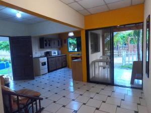 cocina con puerta abierta a un patio en MALIBU HOUSE 