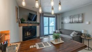 Khu vực ghế ngồi tại Nest on Perfection - Newly Renovated Ski In Ski Out Mountain View Condo