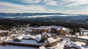 Una vista aérea de un complejo turístico en la nieve. en Chalet Monashee - Brand New High-End Property with Amazing Views, en Big White