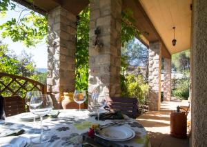 una mesa con copas de vino en el patio en Catalunya Casas Peaceful Perfection , only 30km from Barcelona!, en Vacarisses