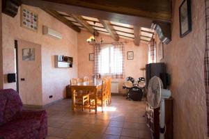 un comedor con mesa y sillas en una habitación en Catalunya Casas Peaceful Perfection , only 30km from Barcelona!, en Vacarisses