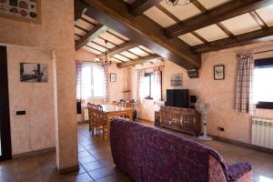 een woonkamer met een bank en een tafel bij Catalunya Casas Peaceful Perfection , only 30km from Barcelona! in Vacarisas