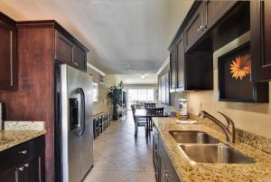 cocina con fregadero y nevera en Dawn 631 en Galveston