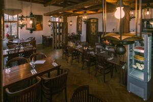Un restaurante u otro lugar para comer en Hotel Petřín