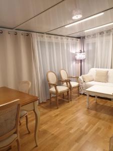 ein Wohnzimmer mit einem Sofa, einem Tisch und Stühlen in der Unterkunft Lovely 1 Bedroom Boulevard de la Croisette in Cannes